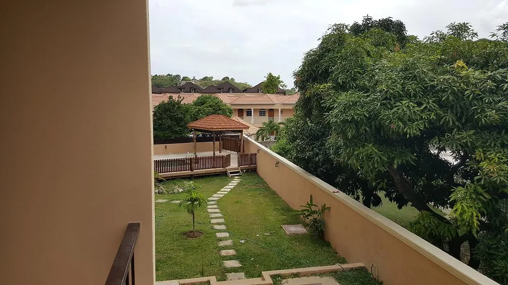 Enfield Apt 12, Executive Suites Ja - Palms